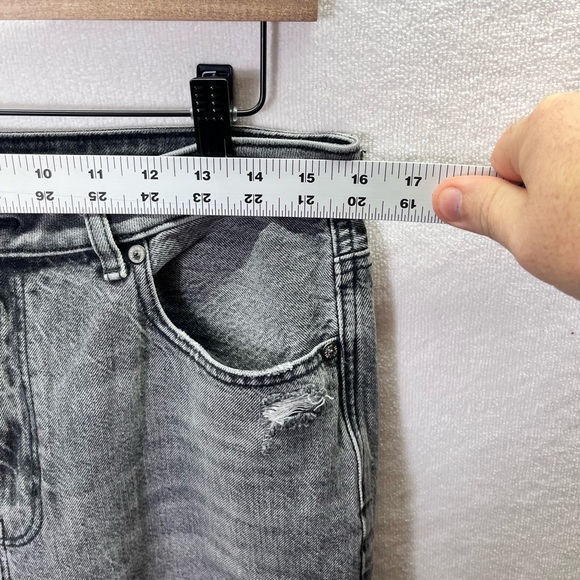 American Eagle Distressed Highest Rise Mom Jeans Womens 12 Short Black 2312 - Picture 5 of 11